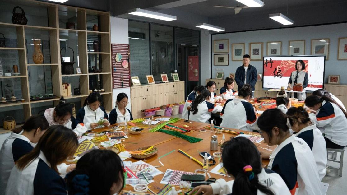为非遗“添彩”，为青春“赋能”：江苏建院的文化育人新实践